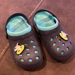 Size 9 old navy navy/aqua shark clogs